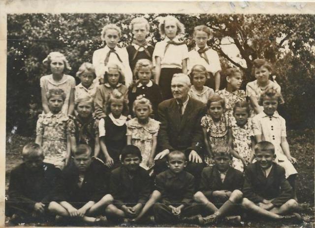 Az 1953-54-es iskolai év tanulói (Fotó: az iskola krónikából)