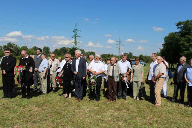 A-megemlékezok-a-BS6-os-bunker-melletti-emléktáblánál.jpg